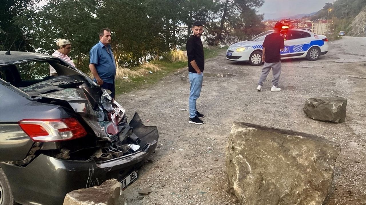 Sinop'ta Yamaçtan Düşen Kaya, Park Halindeki Araca Zarar Verdi