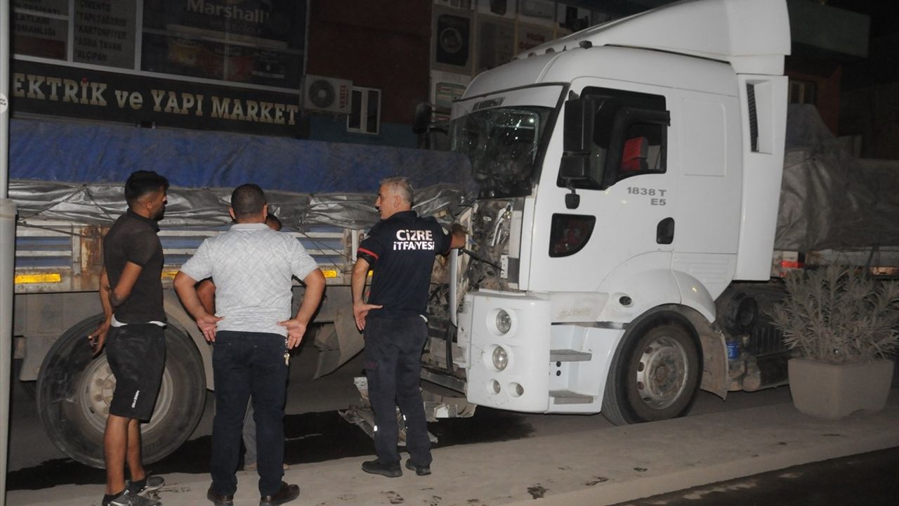 Şırnak'ta Freni Boşalan Tırın Kaza Anı Güvenlik Kamerasında