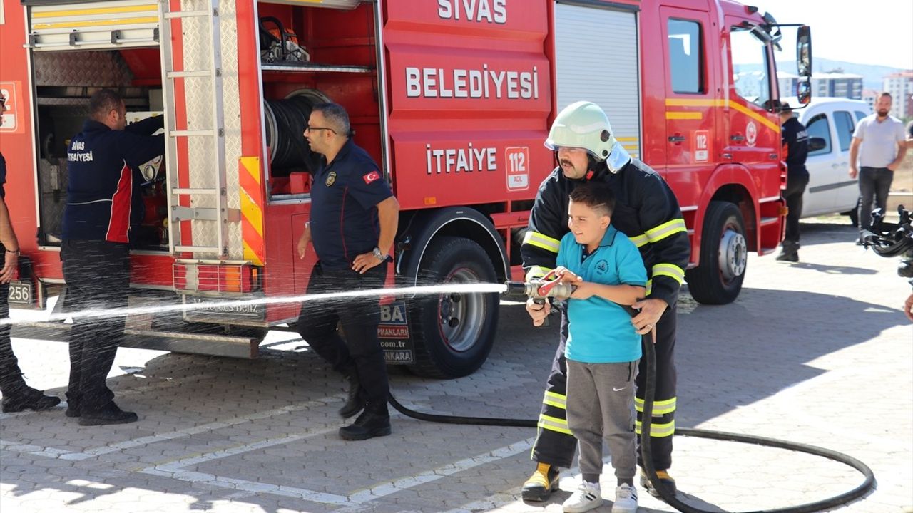 Sivas'ta Öğrencilerden İtfaiyecilere Alkışlı Sürpriz