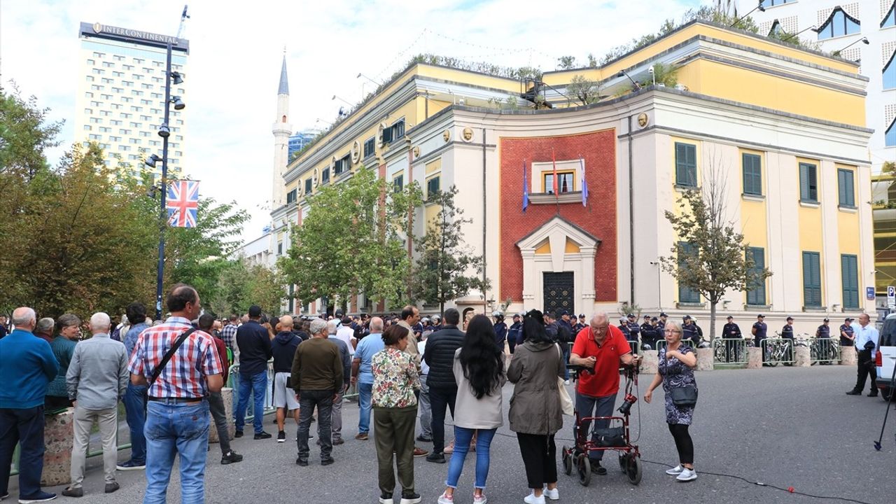Tiran'daki Yolsuzluk İddiaları Üzerine Protestolar Devam Ediyor