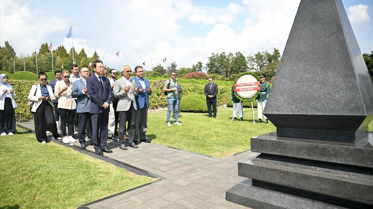 Ulaştırma Bakanı Uraloğlu'ndan Kore'deki Şehitlerimize Ziyaret