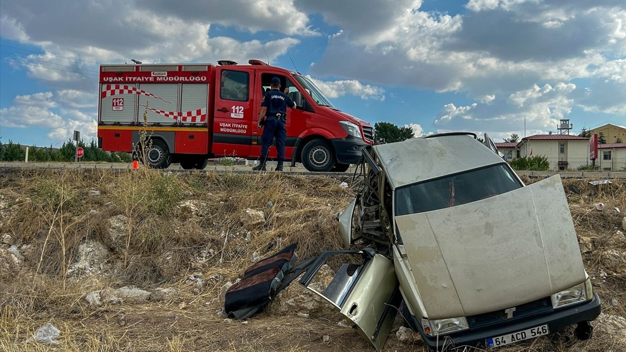 Uşak'ta Minibüs ve Otomobil Çarpıştı: 1 Ölü, 3 Yaralı