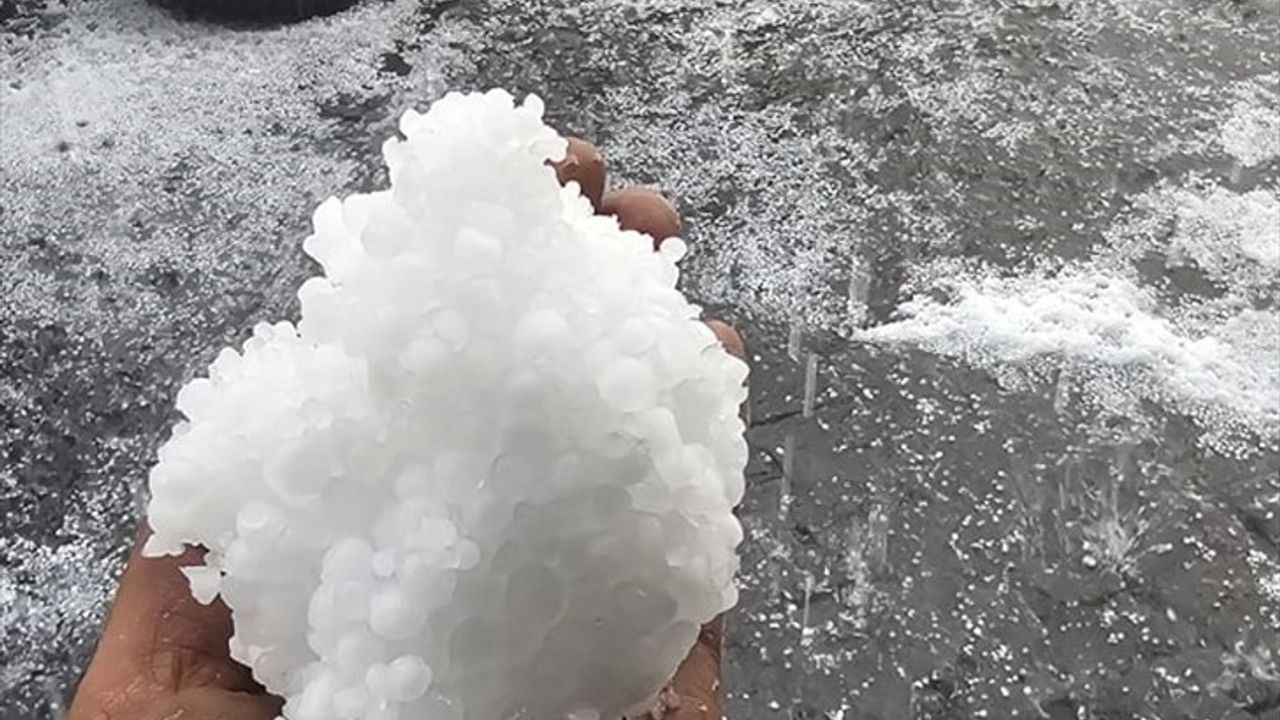 Van'da Şiddetli Dolu Yağışı Tarım Alanlarını Değiştirdi