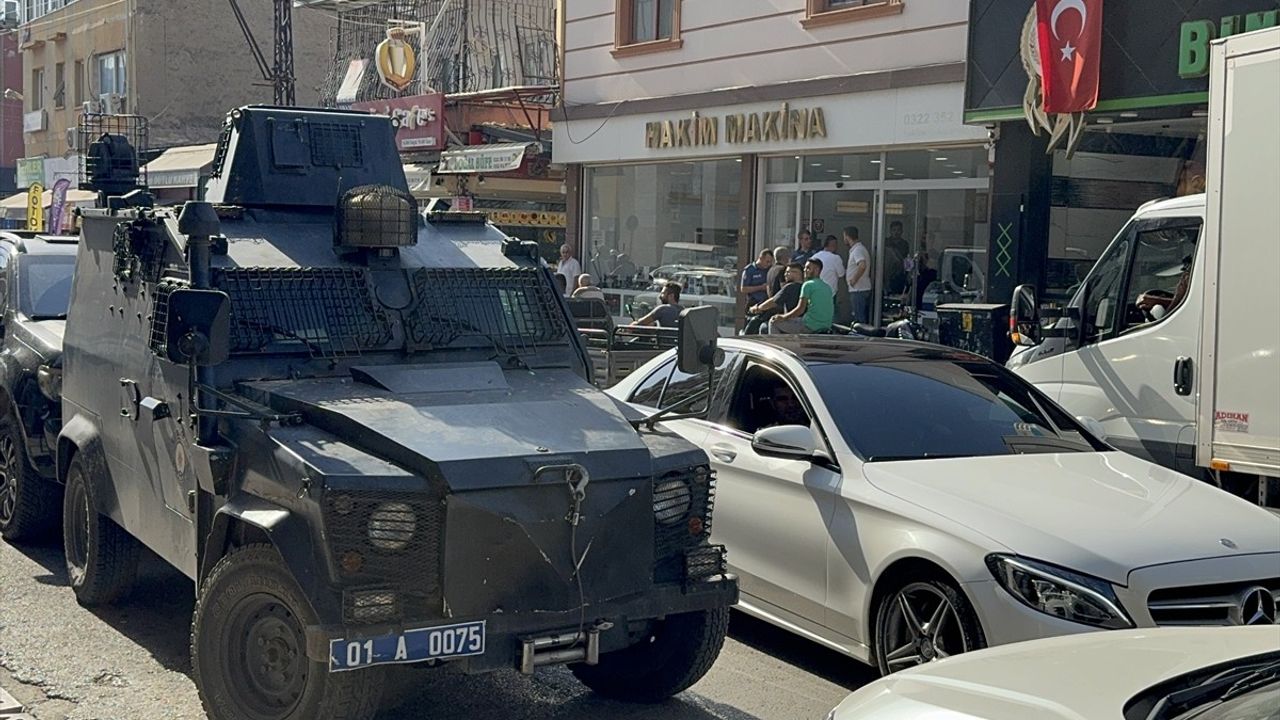 Adana'da Yolda El Bombası Bulundu