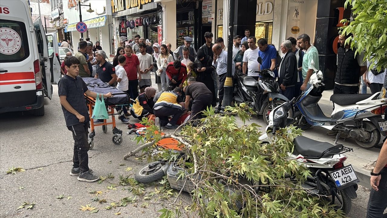 Adıyaman'da Şiddetli Rüzgar Motosiklet Sürücüsüne Zarar Verdi