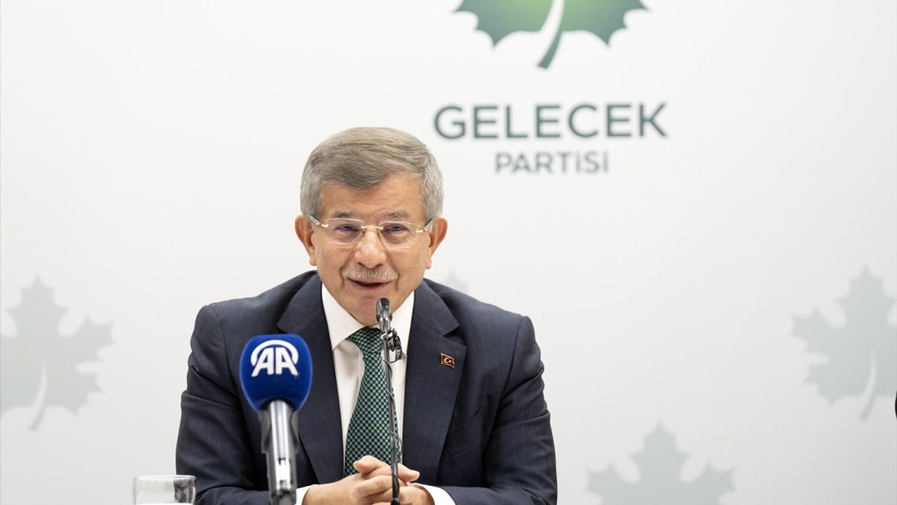 Ahmet Davutoğlu'ndan Emeklilere Destek Yorumu