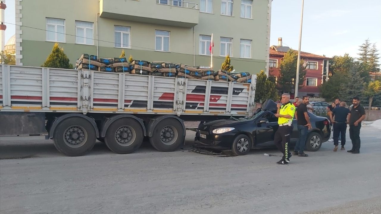 Alaca'da Tır Park Halinde Otomobille Çarpıştı: 4 Yaralı