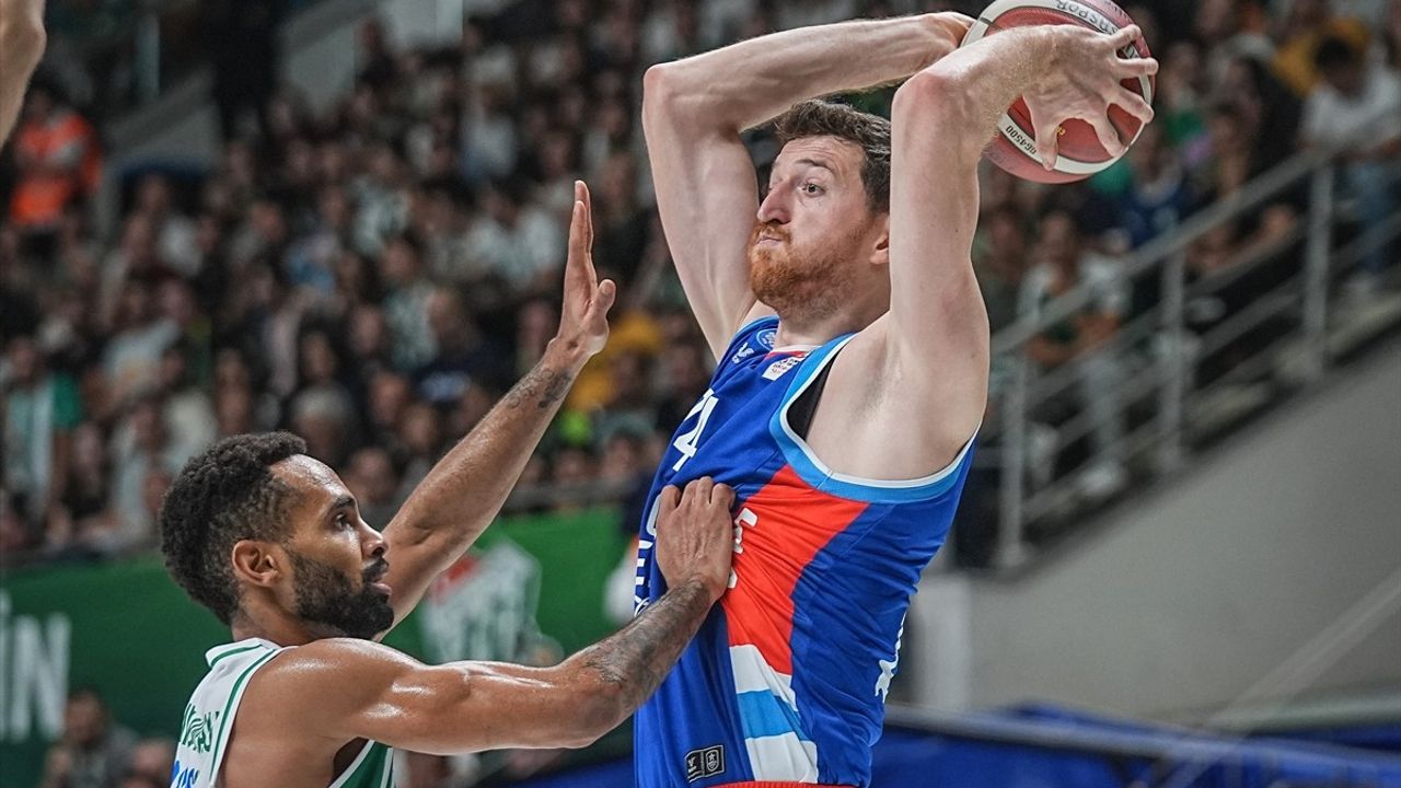 Anadolu Efes'in Bursaspor'u 99-78'lik Galibiyeti