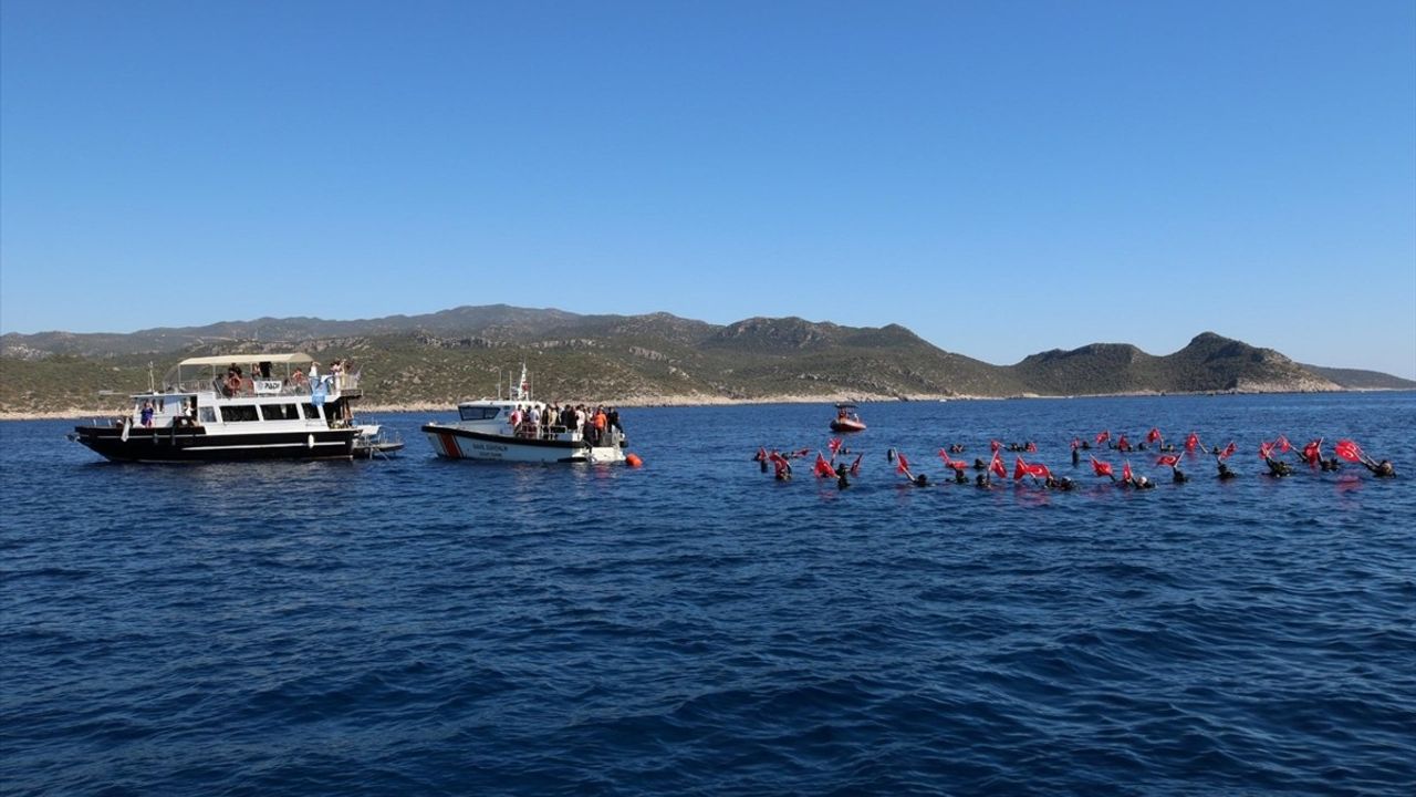 Antalya'da Cumhuriyet'e Saygı Yürüyüşü Gerçekleştirildi