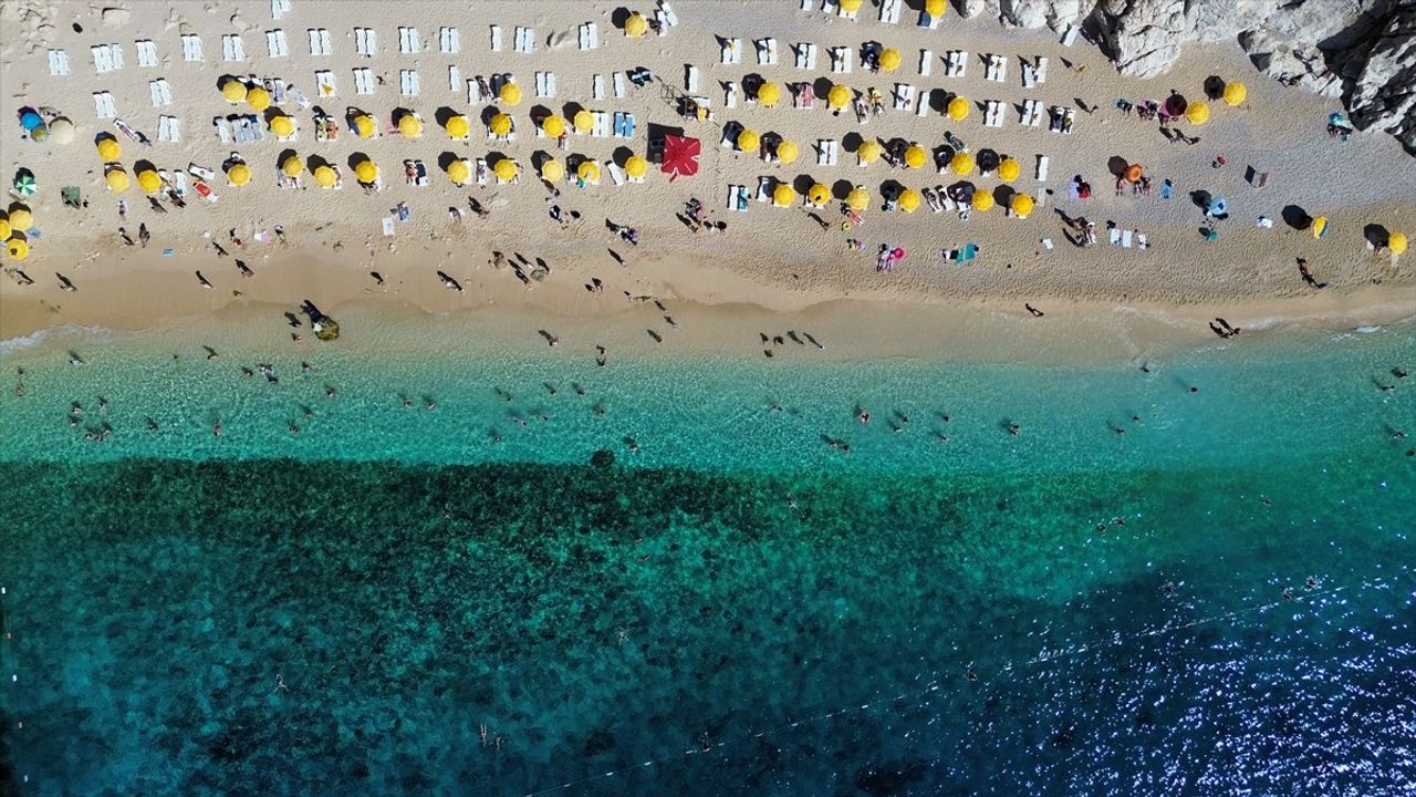 Antalya'da Güneşli Hava Fırsatı: Tatilciler Denizde Buluştu