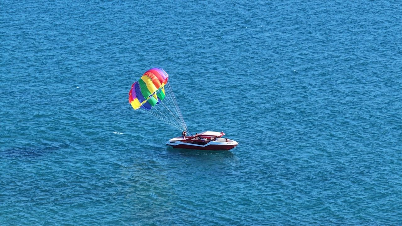 Antalya'da Güneşli Hava ile Sahillerde Hareketlilik