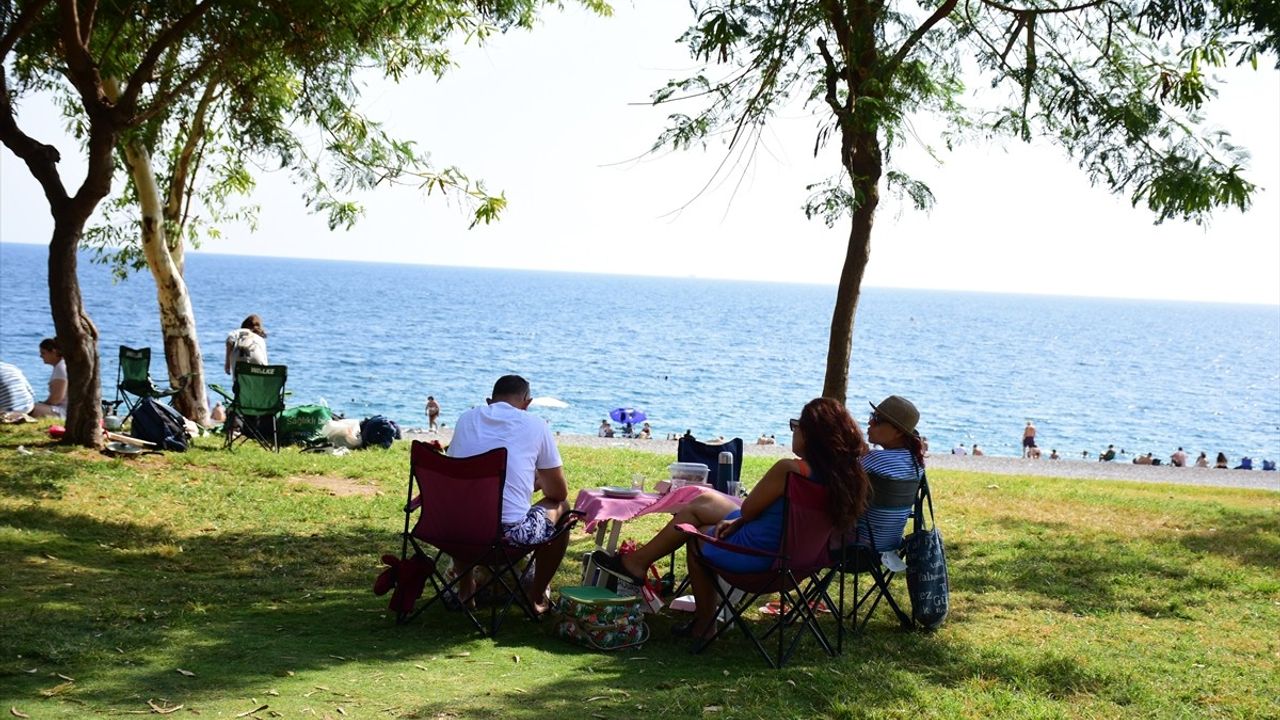 Antalya'da Güneşli Havada Sahil Yoğunluğu