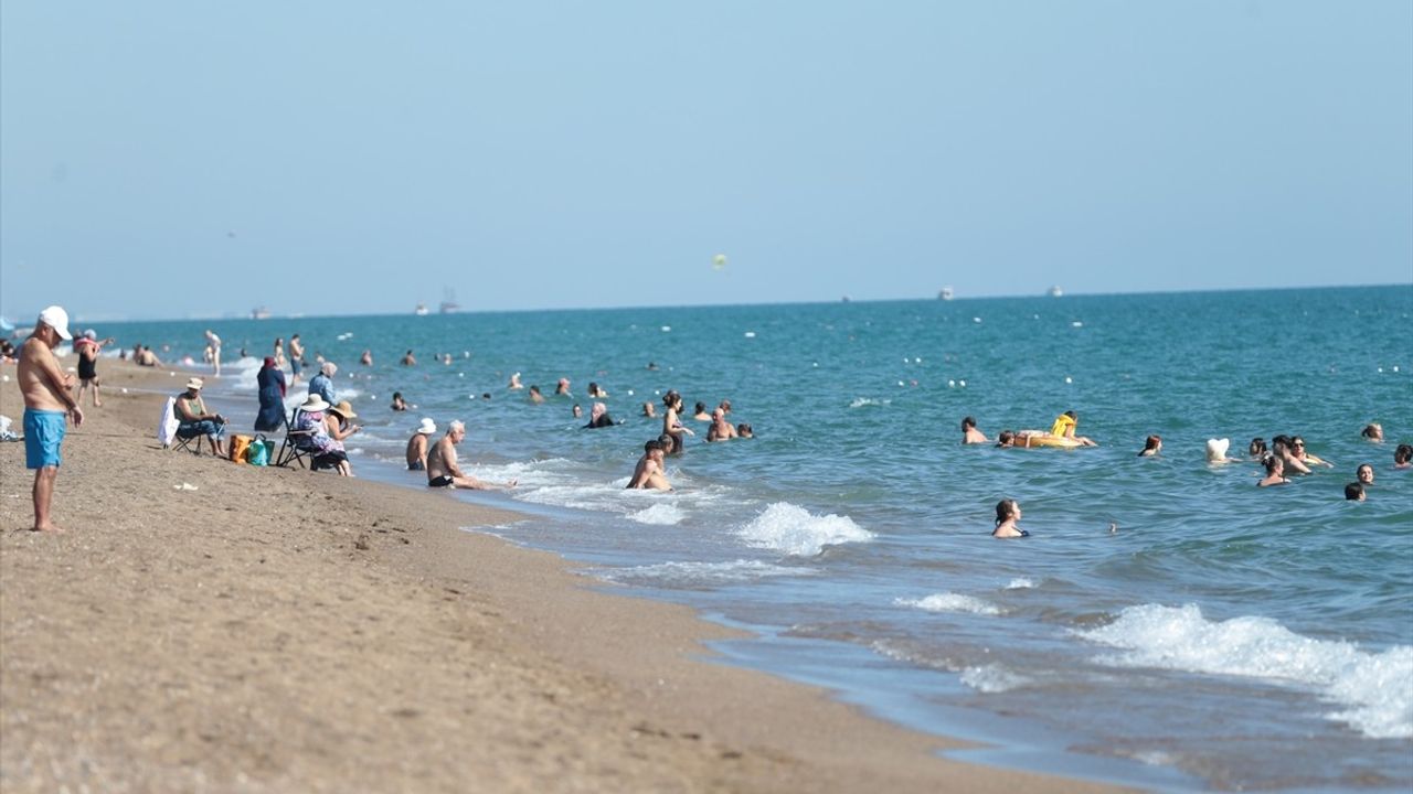 Antalya'da Sıcak Hava Etkisiyle Sahiller Kalabalık