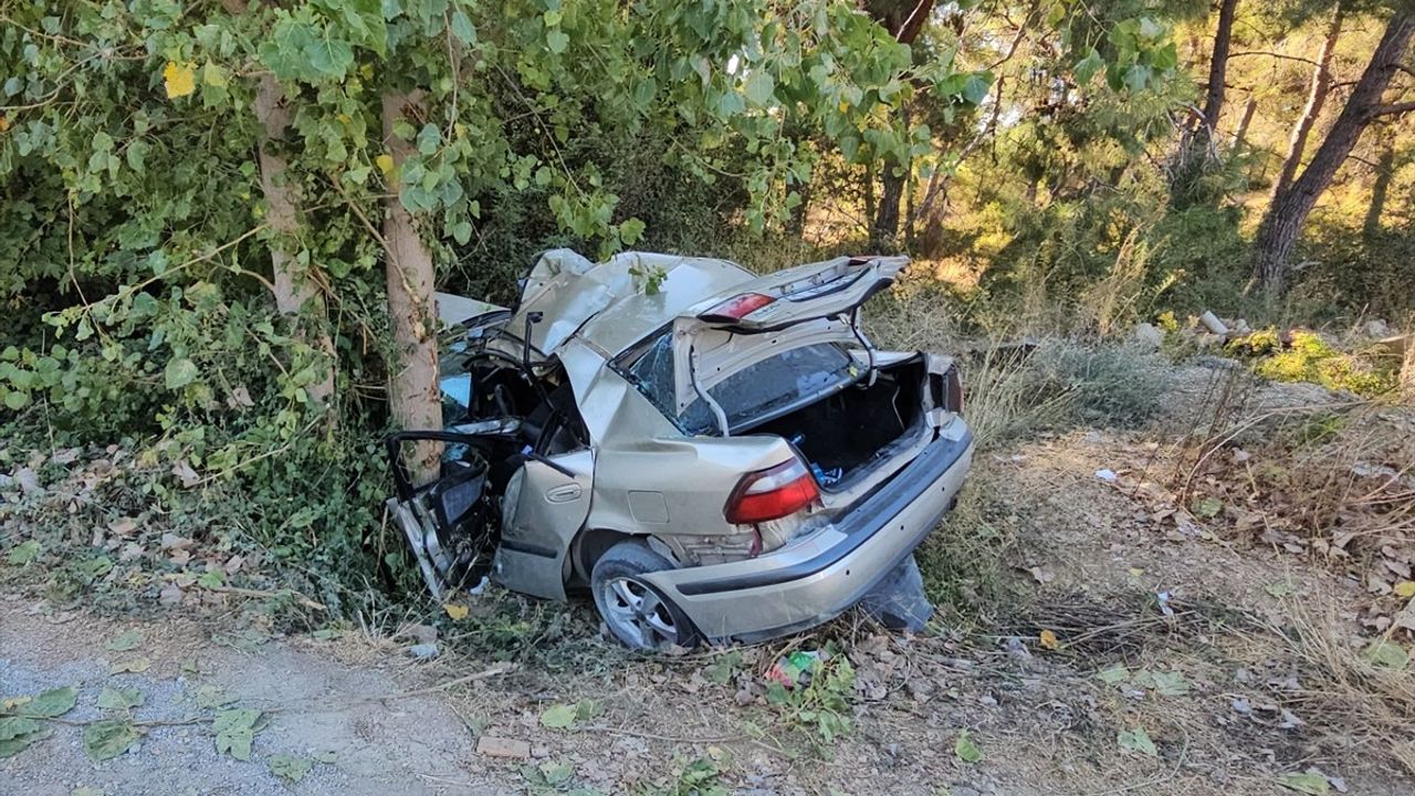 Antalya'da Trafik Kazası: Sürücü Hayatını Kaybetti, Çocuk Yaralı