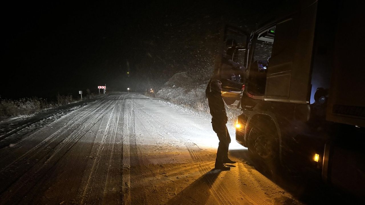 Ardahan'da Kar ve Buzlanma Nedeniyle Tırlar Yolda Kaldı