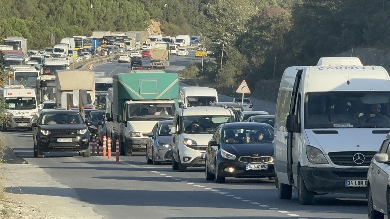 Arnavutköy'de Trafik Yoğunluğu: Altyapı Çalışmaları Nedeniyle Araç Kuyrukları Oluşuyor