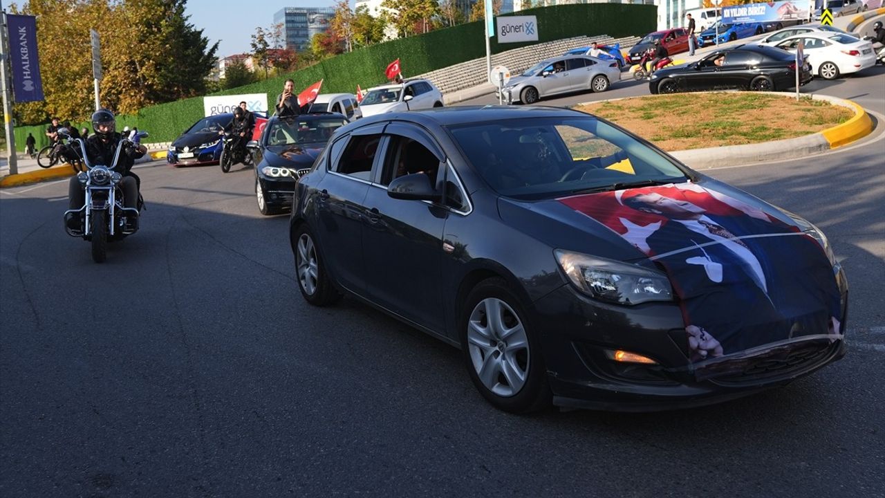 Ataşehir'de Cumhuriyet Bayramı Kutlamaları: Motosiklet ve Modifiye Otomobillerle Konvoy