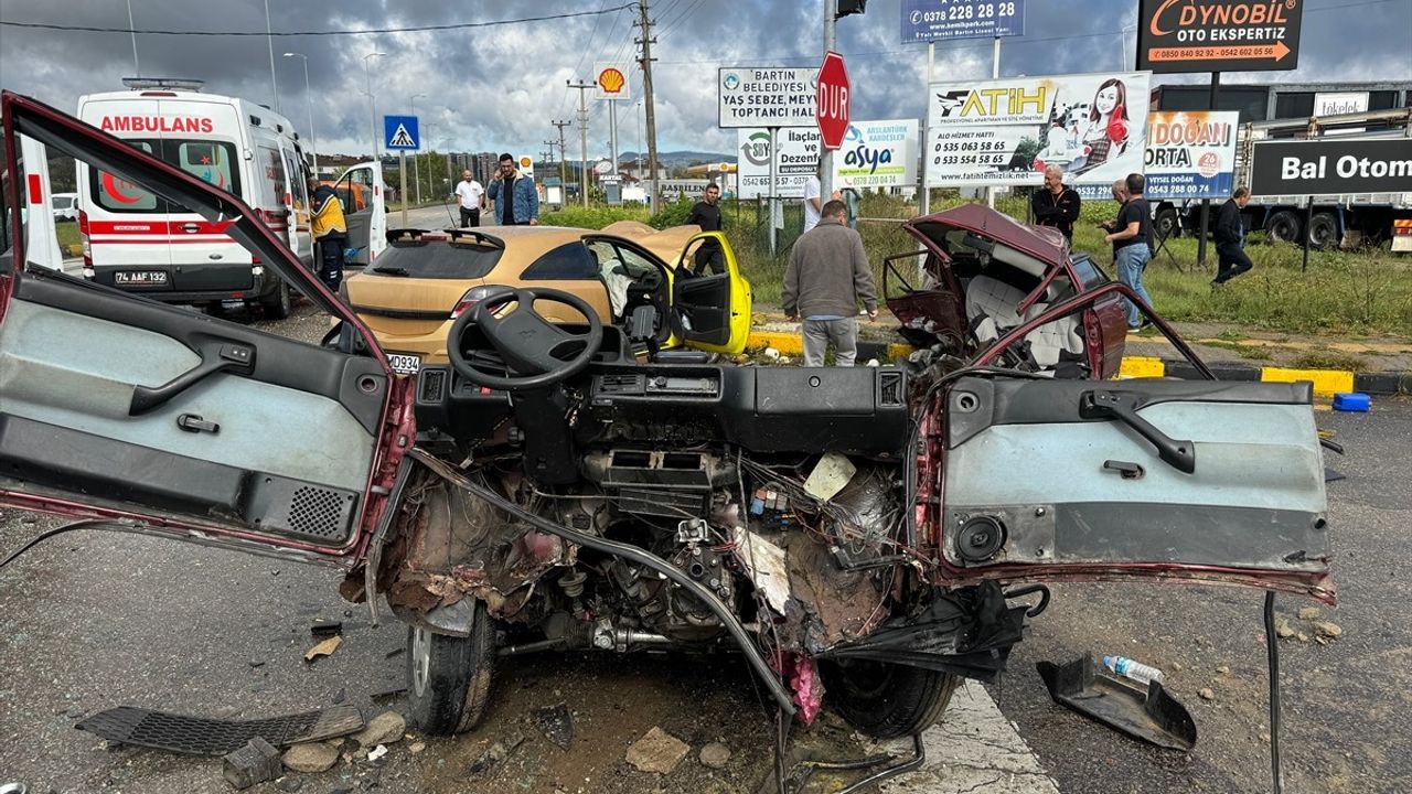 Bartın'da İki Otomobilin Çarpışması Sonucu 6 Kişi Yaralandı