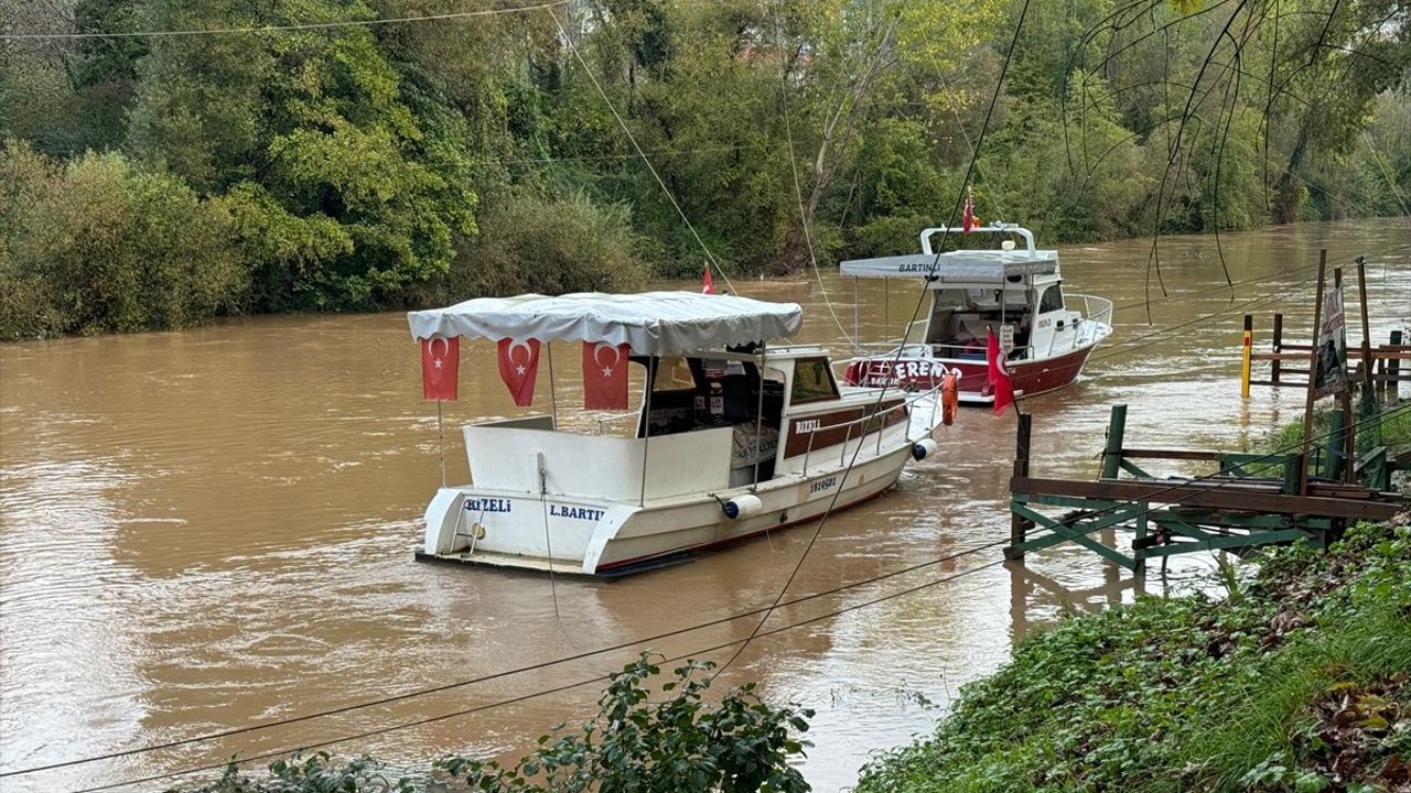 Bartın'da Sağanak Yağış Ulaşımı Olumsuz Etkiledi