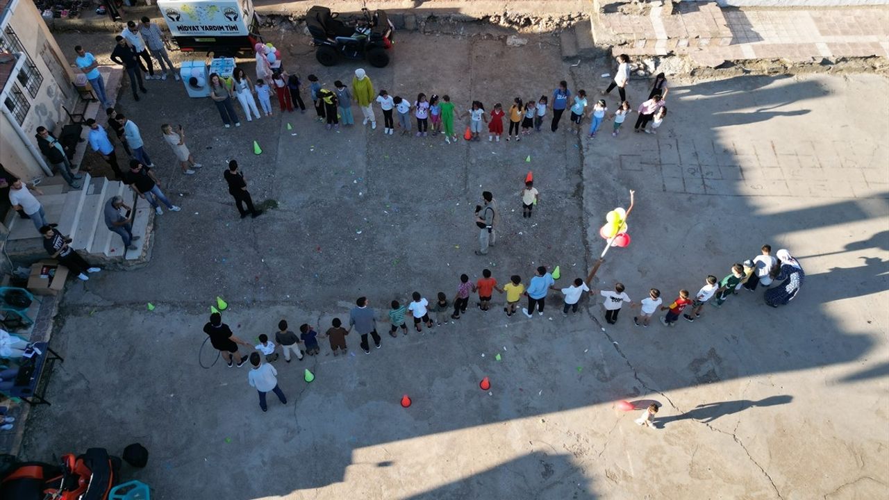 Batman'da Gönüllü Öğretmenler ve Memurların Çocuklara Eğlenceli Etkinlikleri