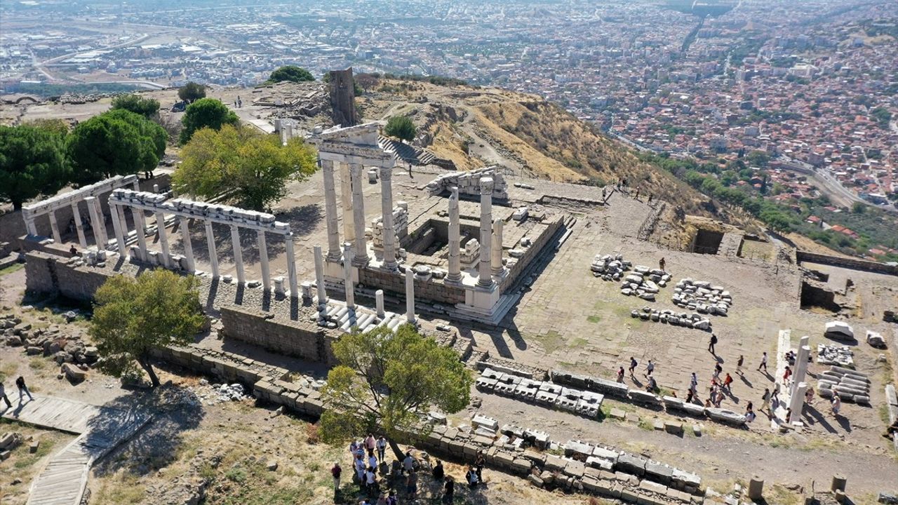 Bergama'da 4.500 Yıllık Mermer Tanrıça Figürü Bulundu