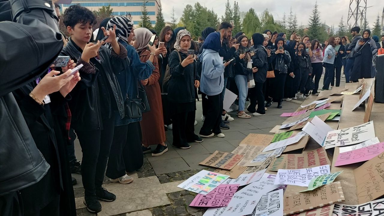 Bingöl'de Üniversite Öğrencilerinden Kadına Şiddete Protesto