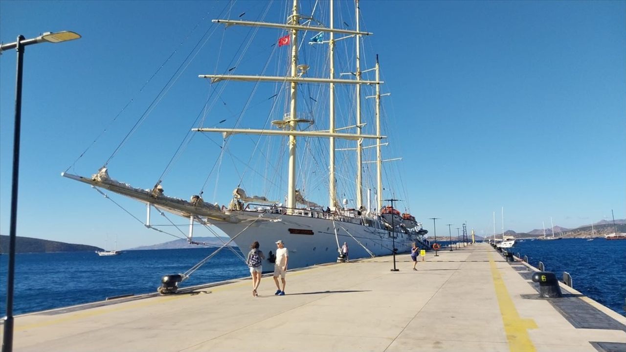 Bodrum'a Lüks Yelkenli Gemisi Ziyaret