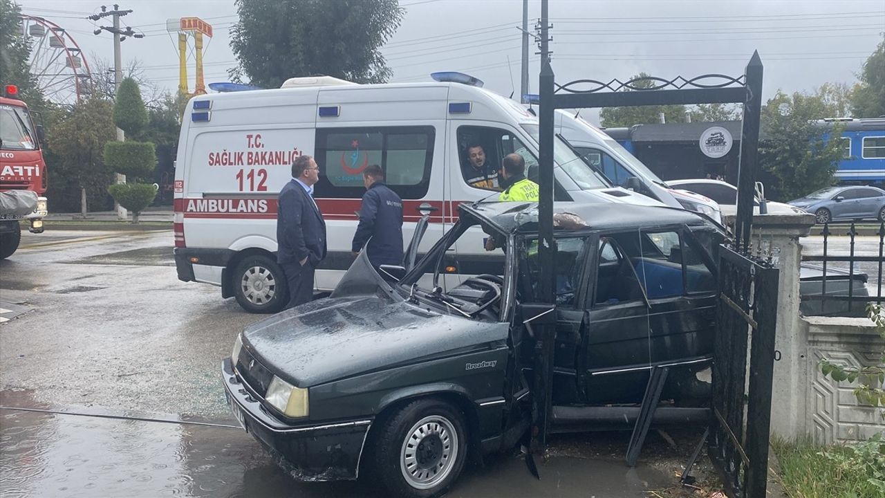 Bolu'da Baba ve Kızı Bahçe Duvarına Çarpan Araçta Yaralandı