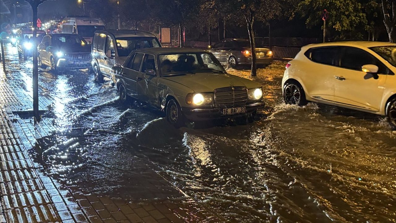 Bursa'da Sağanak Yağış Yaşamı Olumsuz Etkiledi