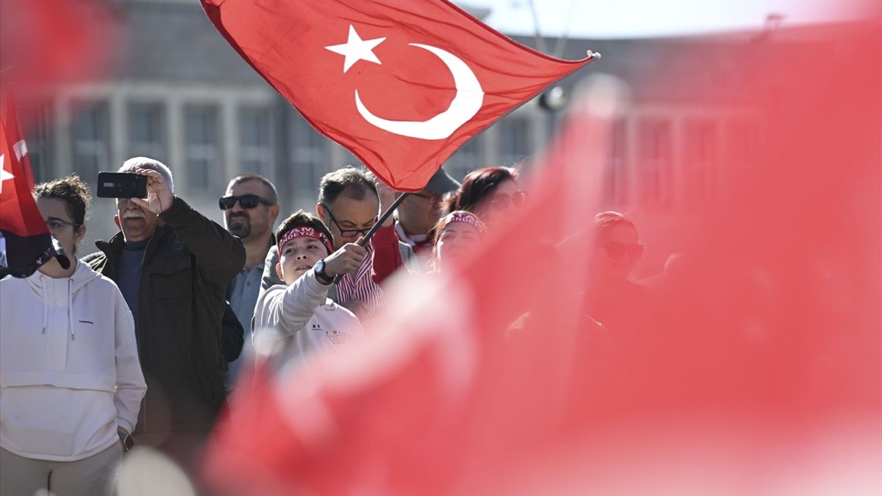 CHP Genel Başkanı Özgür Özel Anıtkabir'i Ziyaret Etti