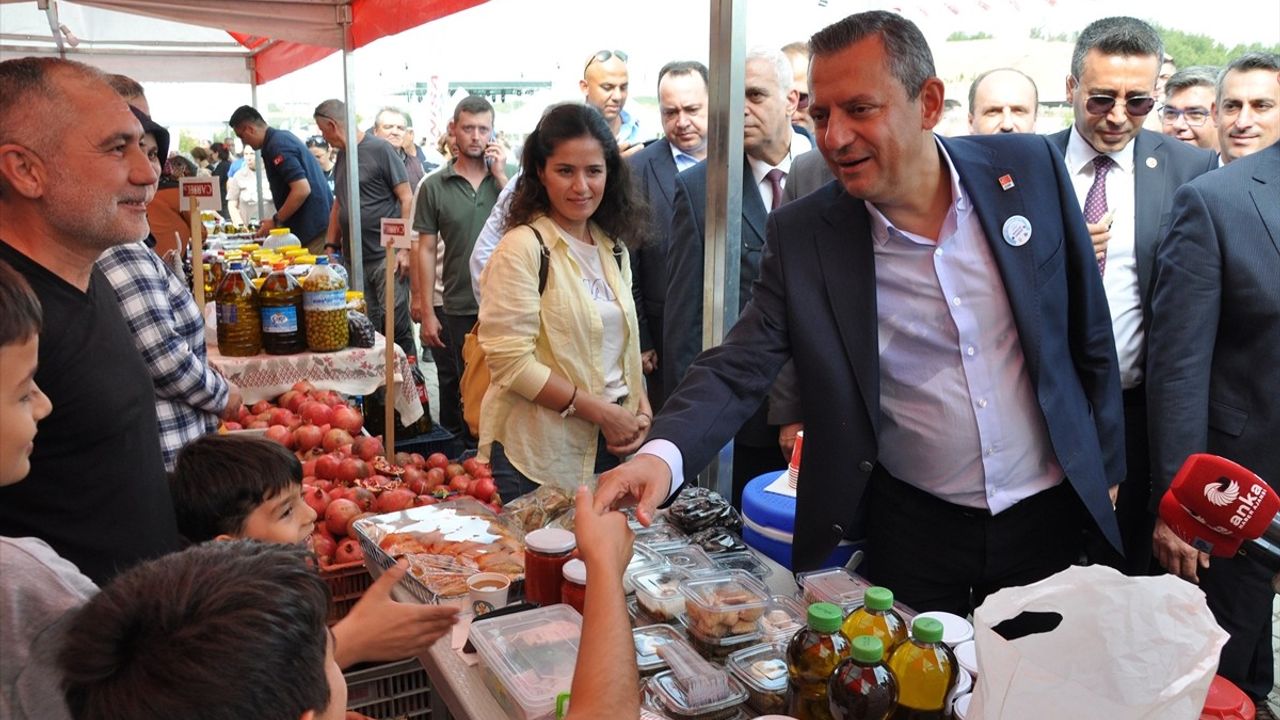 CHP Genel Başkanı Özgür Özel, Manisa'daki Zeytin Şenliği'nde