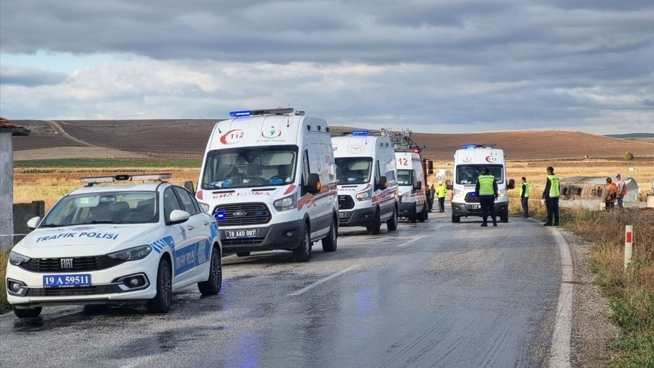 Çorum'da Minibüs ve Tanker Çarpıştı: 1 Ölü, 18 Yaralı