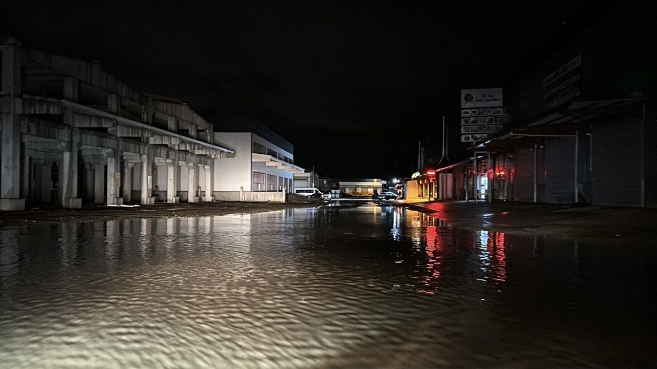 Düzce'de Sağanak Yağış ve Kuvvetli Rüzgar Hayatı Olumsuz Etkiledi