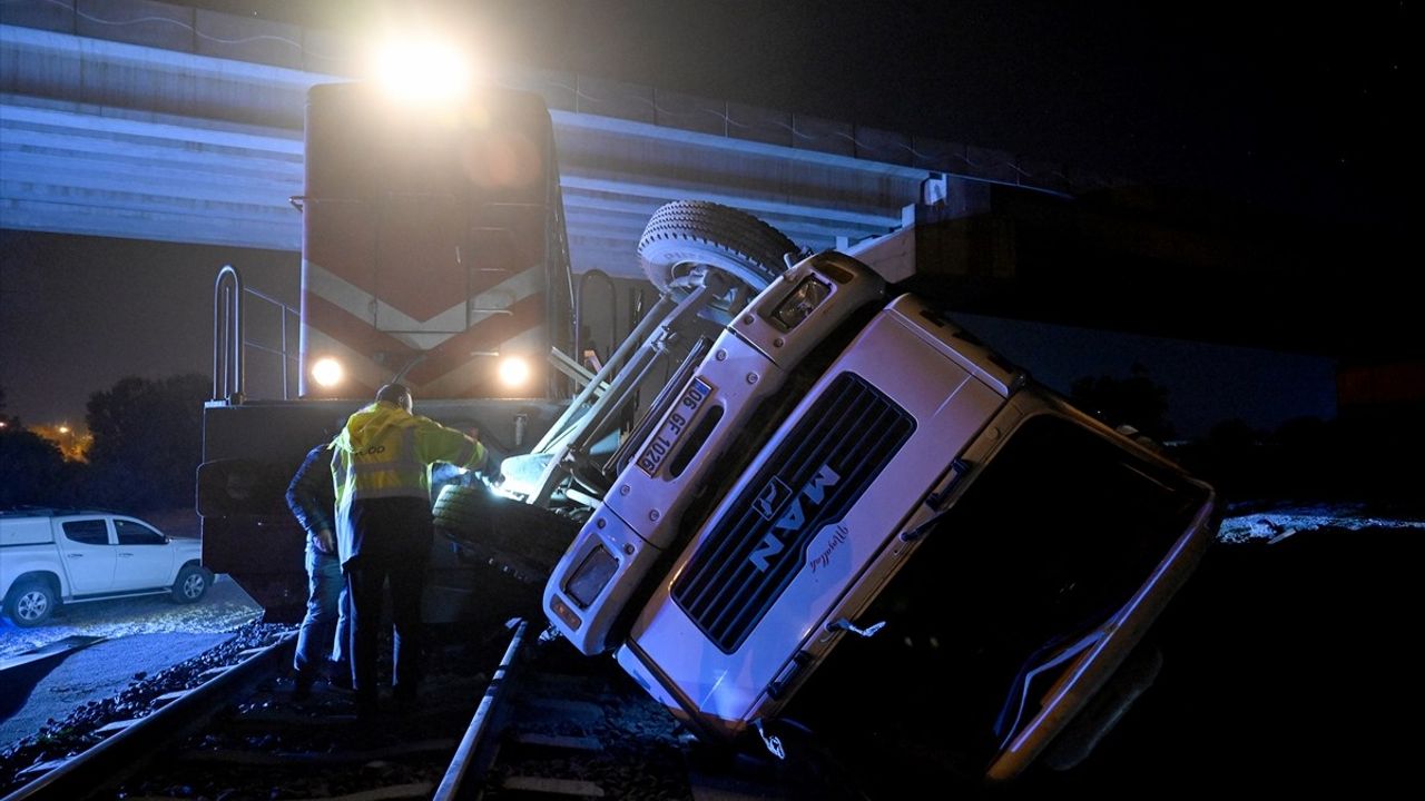 Edirne'de Yolcu Treni Betona Çarptı