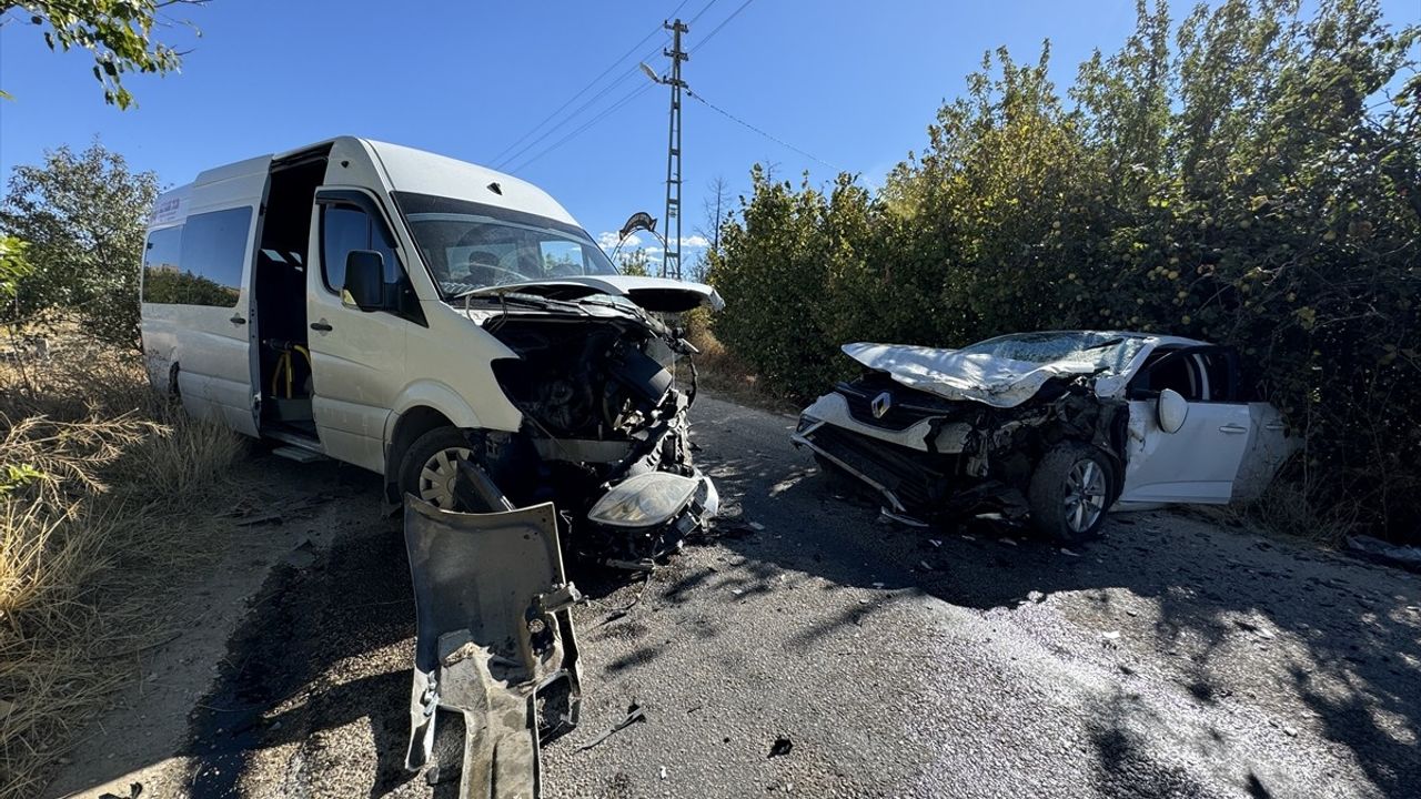 Elazığ'da Minibüs ve Otomobil Çarpıştı: 4 Yaralı