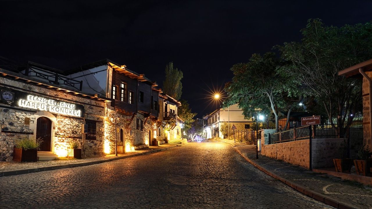 Elazığ'ın Harput Mahallesi: Gece Görsellikleriyle Büyülüyor