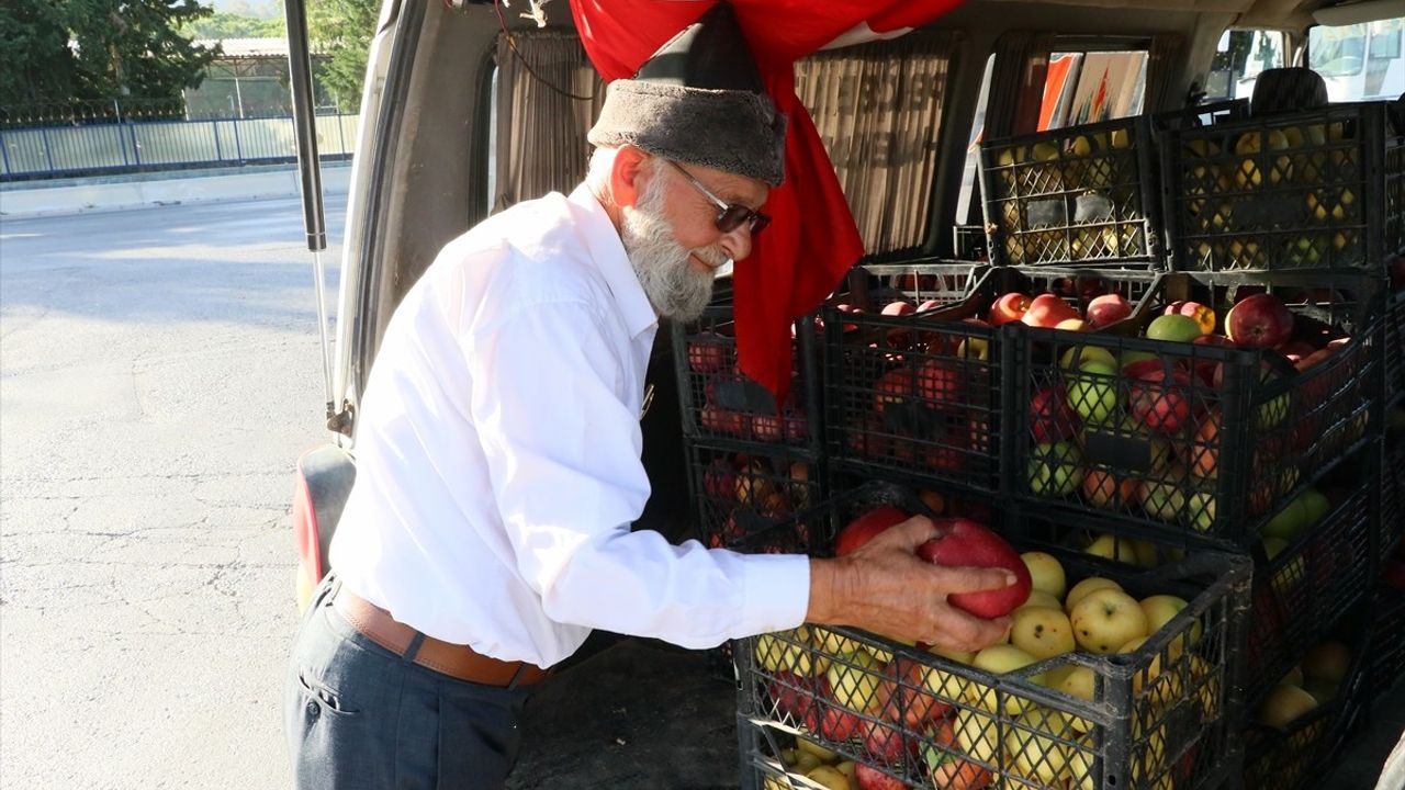 Elmacı Dede, Bahçesinden Topladığı Elmaları Askerlere Getirdi