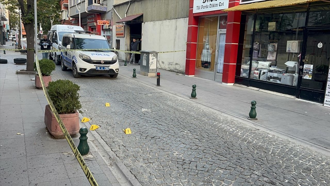 Eskişehir'de Sokakta Pompalı Tüfekle Vurulan Kişi Yaralandı