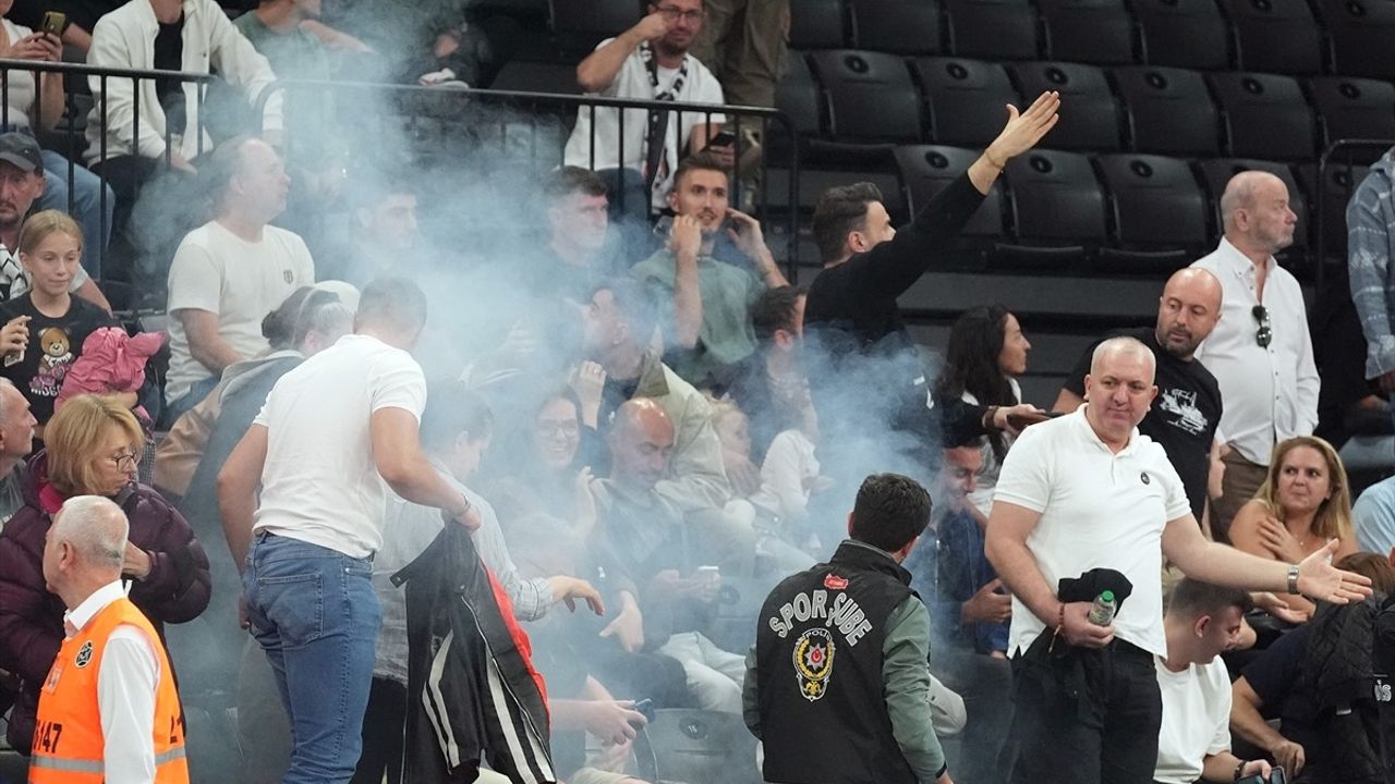 Fenerbahçe Opet ve Beşiktaş Maçında Kargaşa: Yabancı Maddeler Saha İçi Aksadı