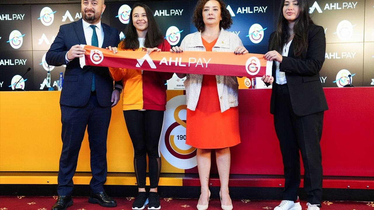 Galatasaray ve AHL Pay'dan Otizm Yüzme Takımına Destek