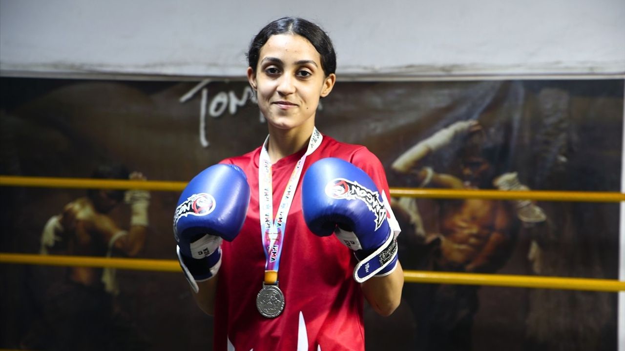 Genç Muay Thai Sporcu Eda Erçin, Dünya Şampiyonluğu Hedefliyor