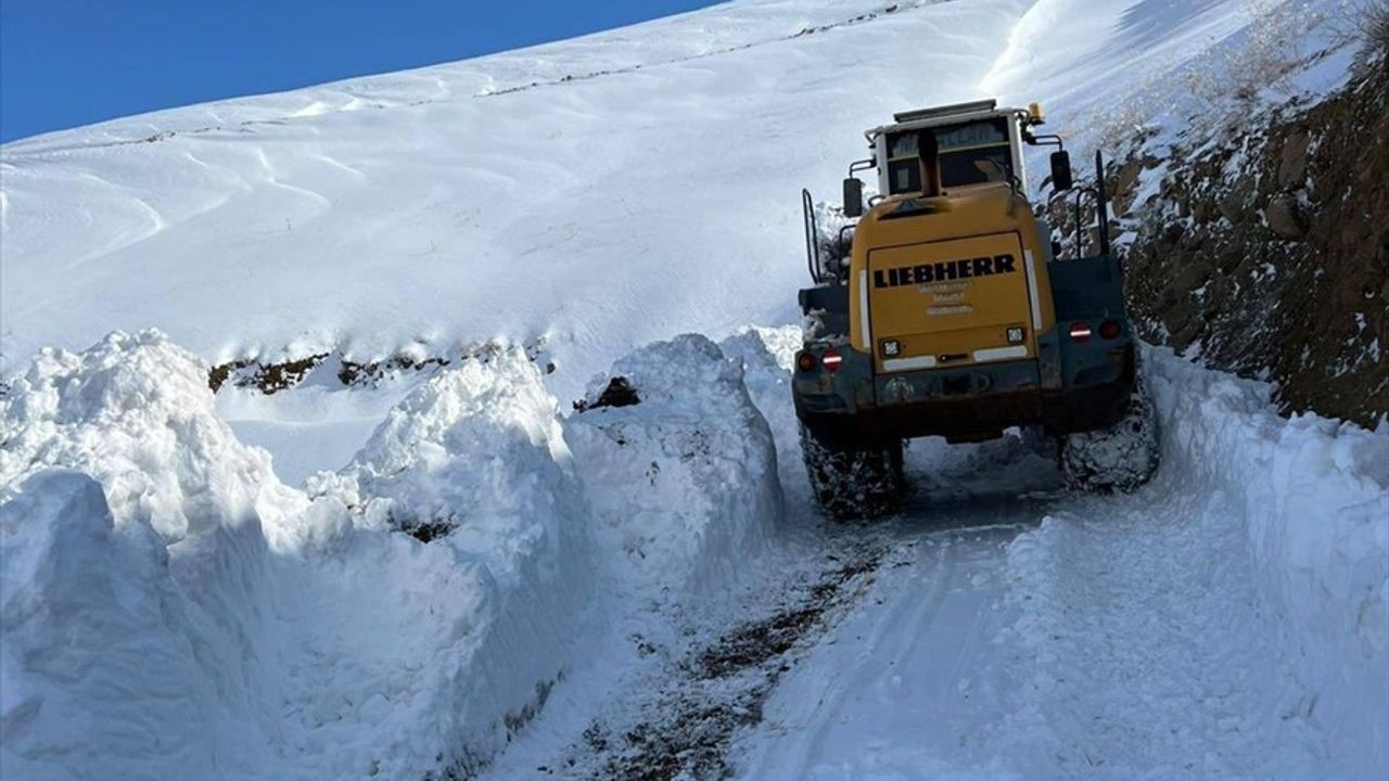 Hakkari'de Aytepe Üs Bölgesi Yolu İçin Kar Temizleme Çalışmaları Başladı