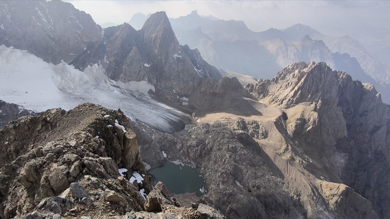 Hakkari'nin Köşe Direği Dağı'nda Zirve Deneyimi