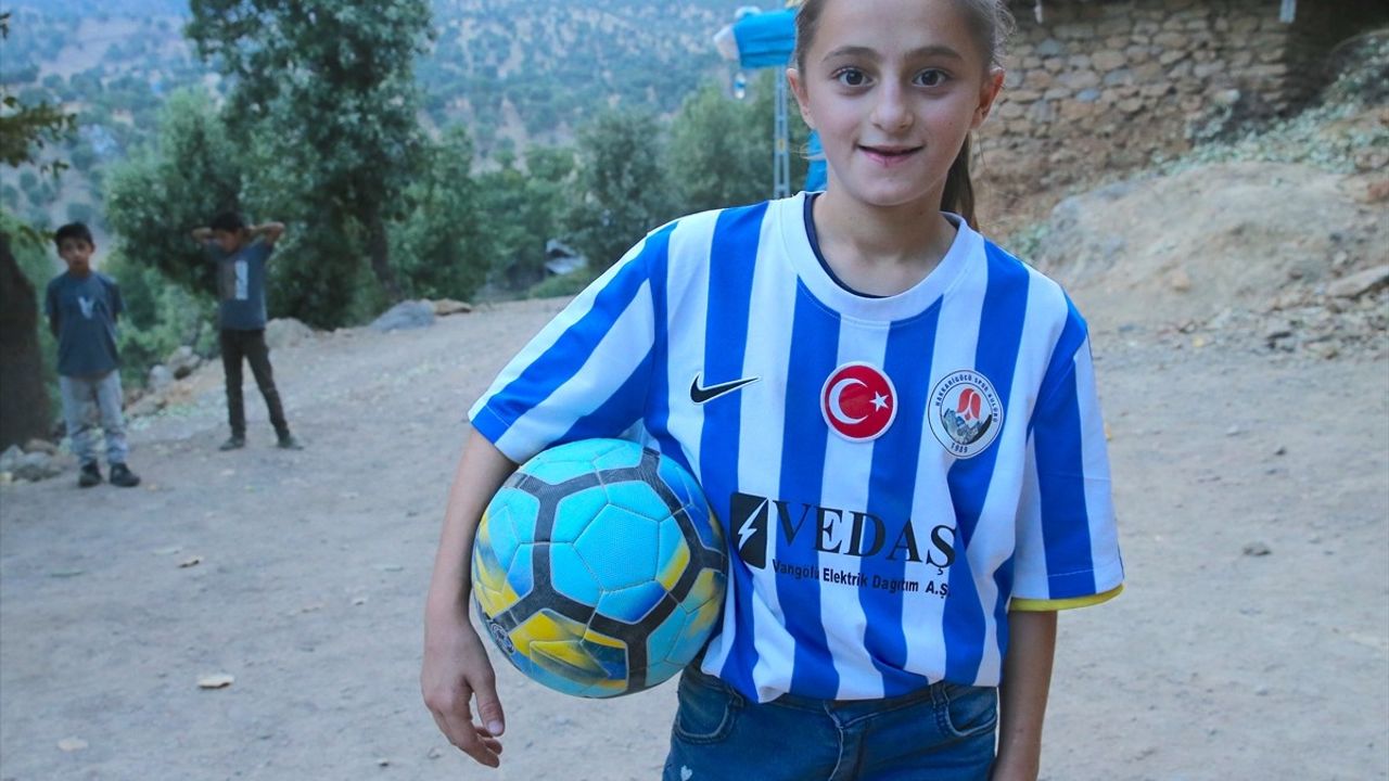 Hakkarigücü, 12 Yaşındaki Gül Yıldız'ın Futbol Hayaline Destek Oluyor