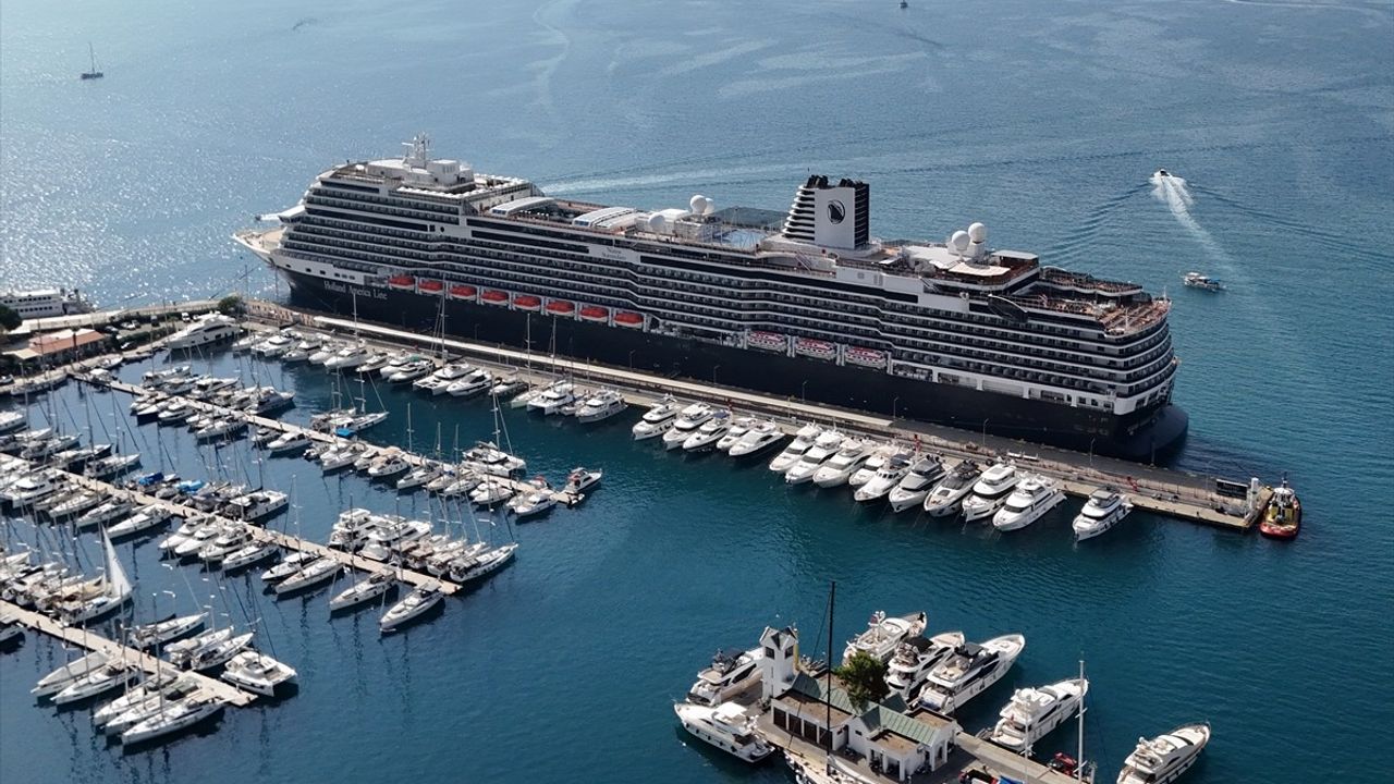 Hollanda Bayraklı MS Nieuw Statendam Kruvaziyeri Marmaris'e Demir Attı