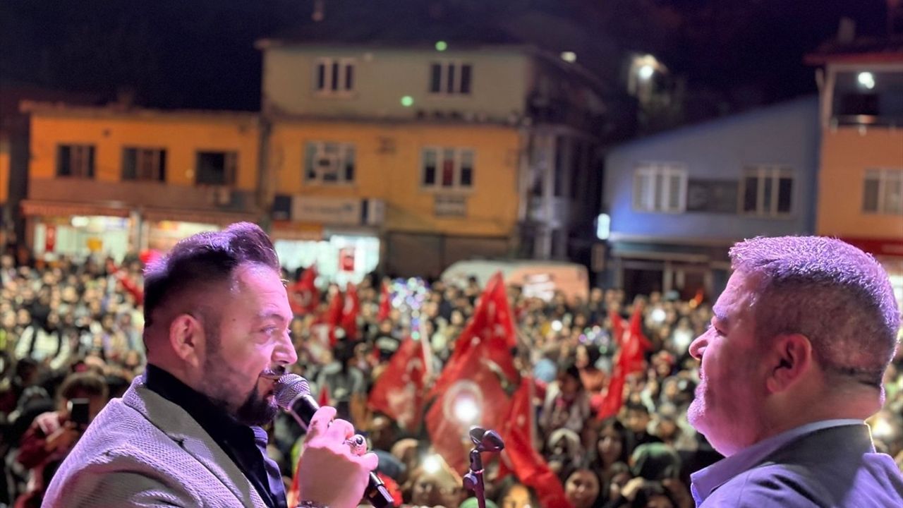 Hüseyin Kağıt Adana'da Cumhuriyet Bayramı Konseri Verdi