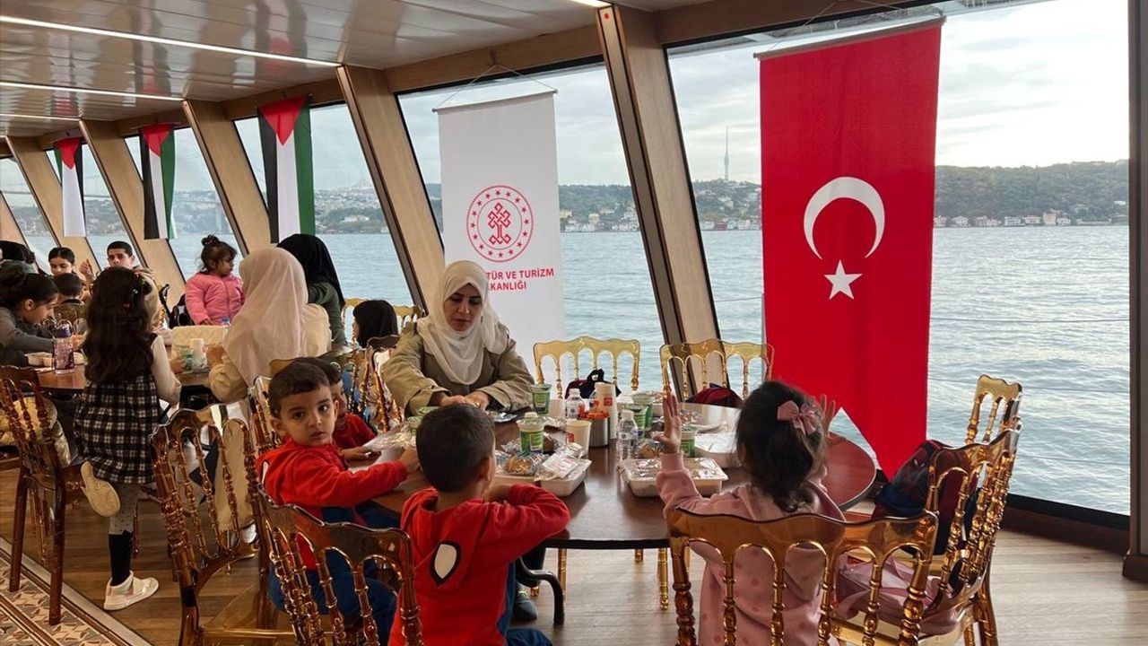 İstanbul'da Gazzeli Misafirlere Boğaz Turu Düzenlendi