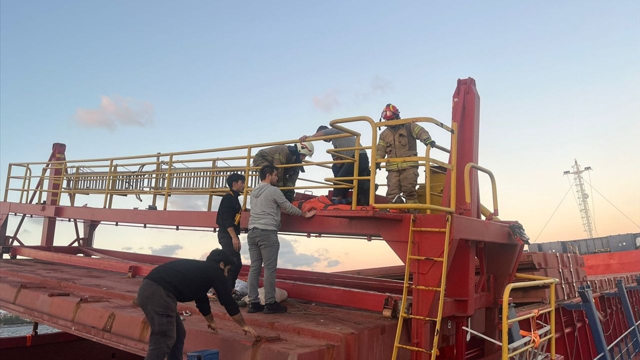 İstanbul'da Kargo Gemisinde Vincin Devrilmesi Sonucu 3 Mürettebat Yaralandı