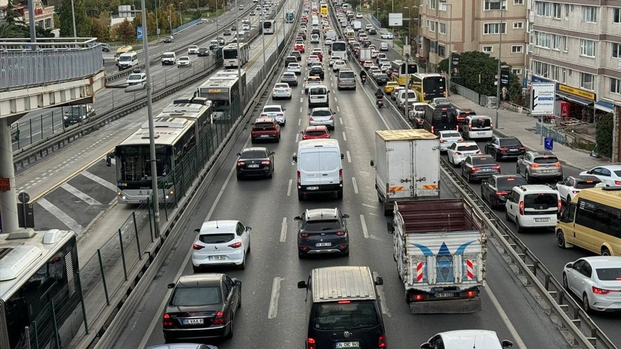 İstanbul'da Sağanak Yağış, Trafikte Aksamalar Yarattı