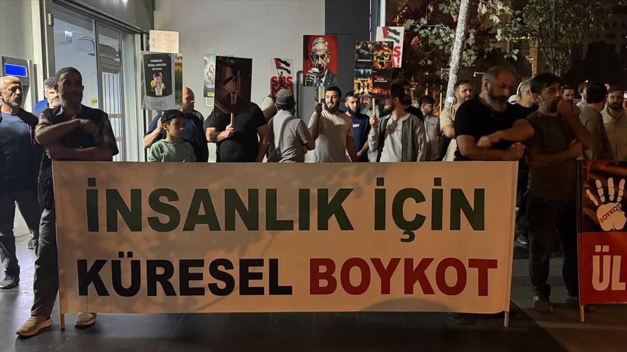 İstanbul'da Starbucks Önünde İsrail Karşıtı Protesto Düzenlendi